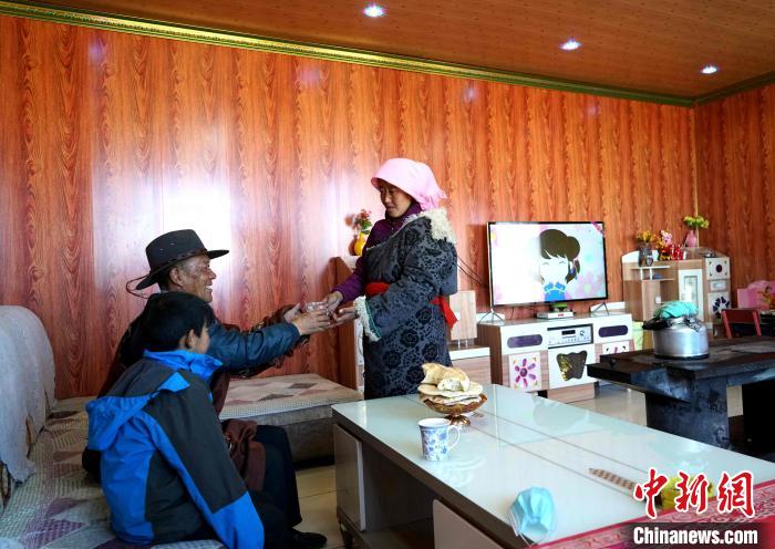 圖為易地搬遷后的哇保家?！〔彭検步?攝