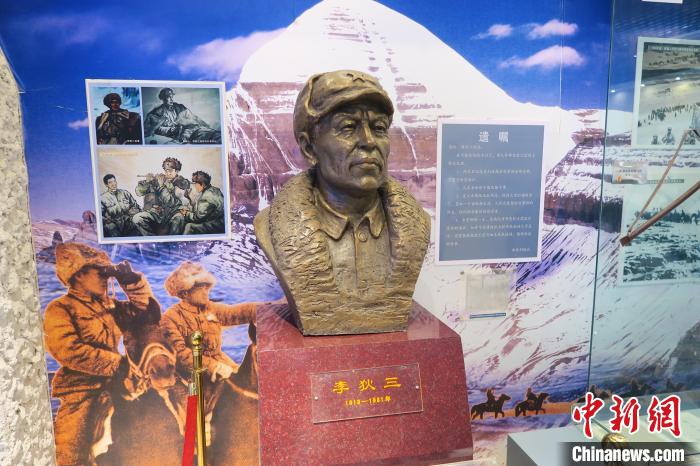圖為南疆軍區某合成團1連榮譽室，雕像是進藏先遣英雄連總指揮李狄三?！畛坛?攝