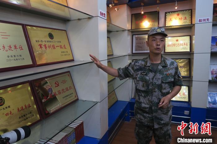 圖為南疆軍區某合成團1連連長齊楠?！畛坛?攝