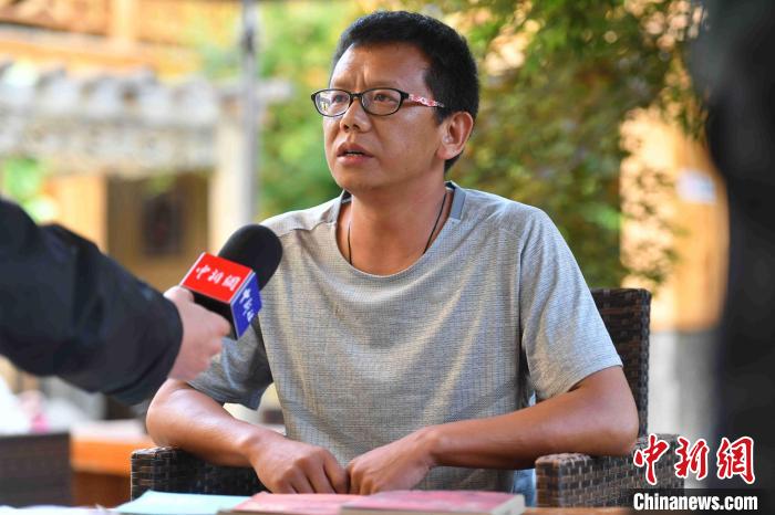 圖為和澗秋接受記者采訪?！⑷疥?攝