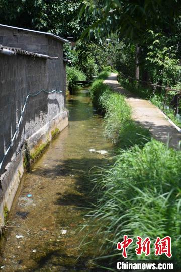 圖為至今仍在流淌的楚援溝?！⑷疥?攝