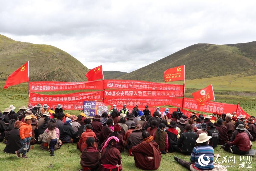 草地上宣講。巴登攝