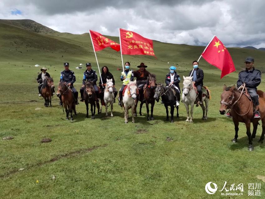 馬背宣講隊。巴登攝