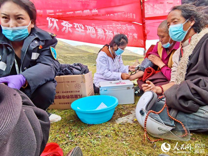 給牧民檢查身體。巴登攝