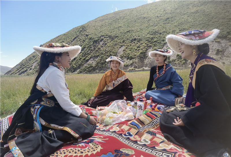 拉姆和她的朋友們在砂場修復點耍壩子。甘孜州石渠生態環境局供圖