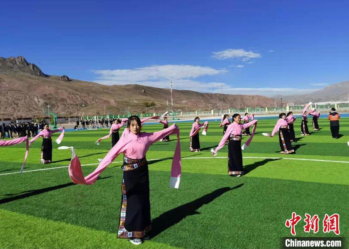 圖為青海師范大學附屬玉樹實驗學校學生在綠茵場跳起囊謙古舞—卓根瑪?！“讋?攝