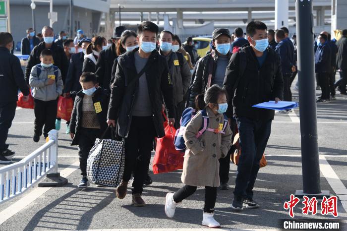 圖為搬遷民眾剛出火車站?！《P 攝