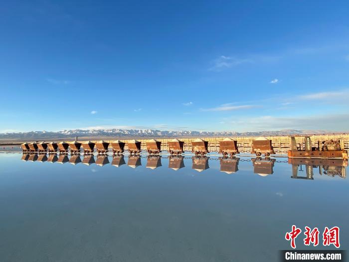 圖為小火車倒影在湖中，湖面如圖明鏡一般?！●R翔 攝