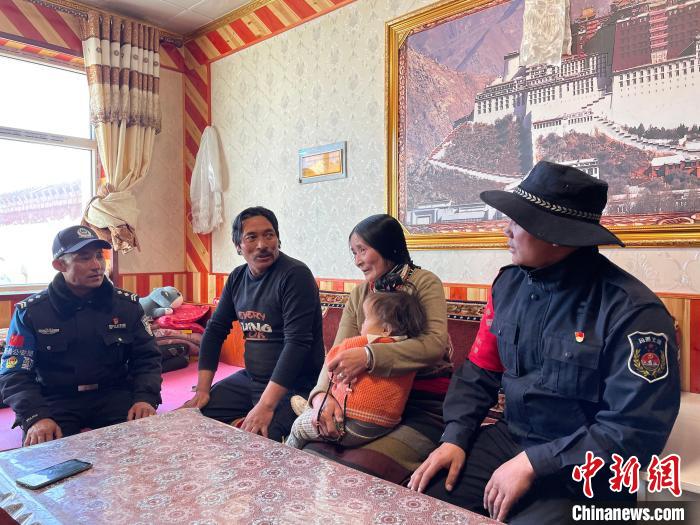 圖為派出所民警和義警入戶了解情況?！∑罾C娟 攝