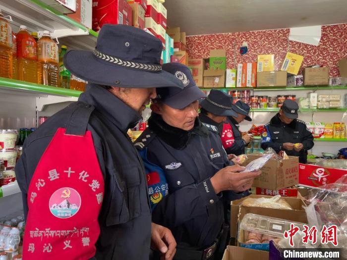 圖為派出所民警和義警對沿街店鋪檢查?！∑罾C娟 攝