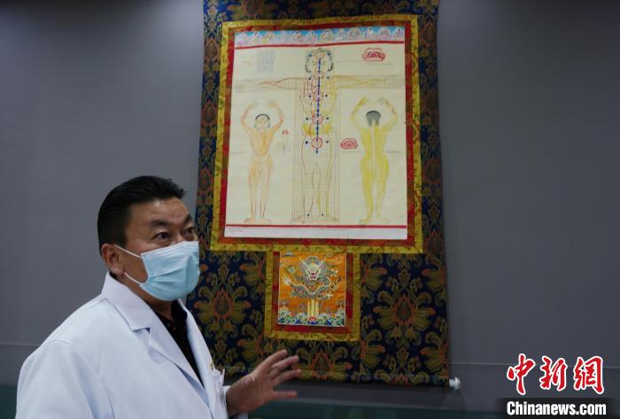 圖為興?？h藏醫院院長介紹藏醫四部醫典詳實圖?！●R銘言 攝