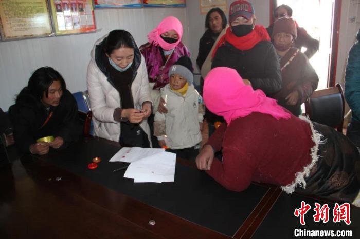 青海省婦聯追授瑪多縣女干部索拉三八紅旗手稱號