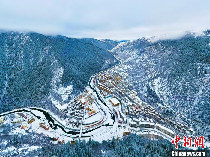 壤塘的雪后美景?！∪捞量h融媒體中心供圖