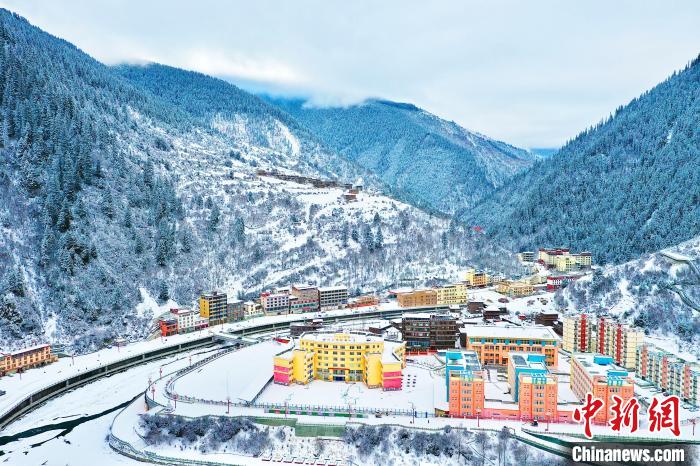 壤塘的雪后美景?！∪捞量h融媒體中心供圖