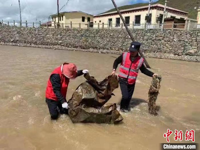 守護長江支流的青?！肮_義警”