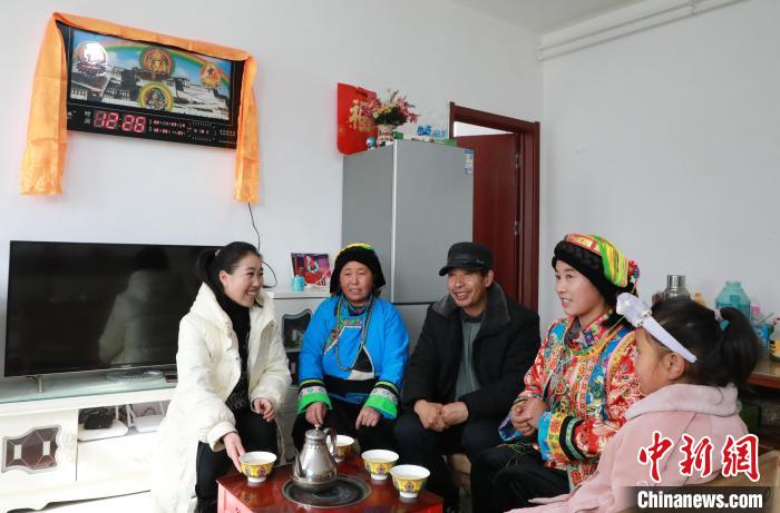 新家是兩層小樓房，一樓布置得充滿現代感，喝著藏式奶茶，一家人聊著今年春節怎么過?！《∷?攝