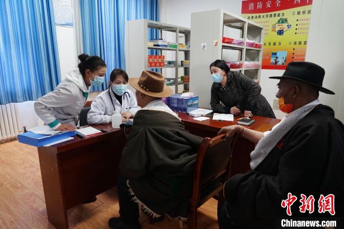 圖為骨科醫生為敬老院老人們進行集中檢查?！●R銘言 攝