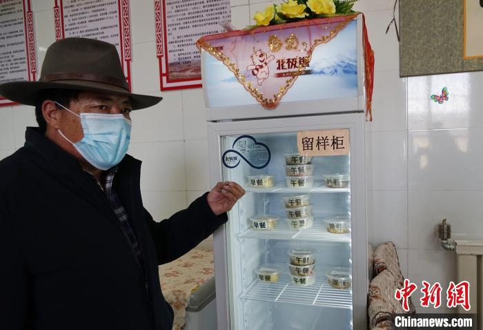 圖為敬老院院長德高介紹，老人們的三餐均有留樣記錄?！●R銘言 攝