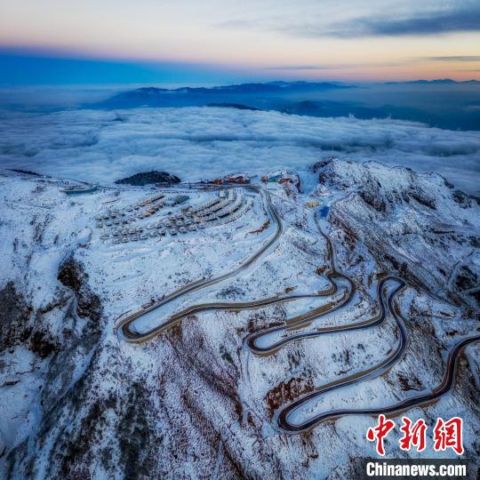雪后的牛背山山頂和崎嶇的公路?！±顒P 攝