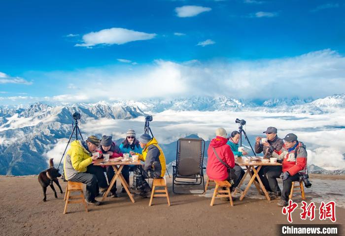牛背山頂攝影家們的早餐?！d 攝