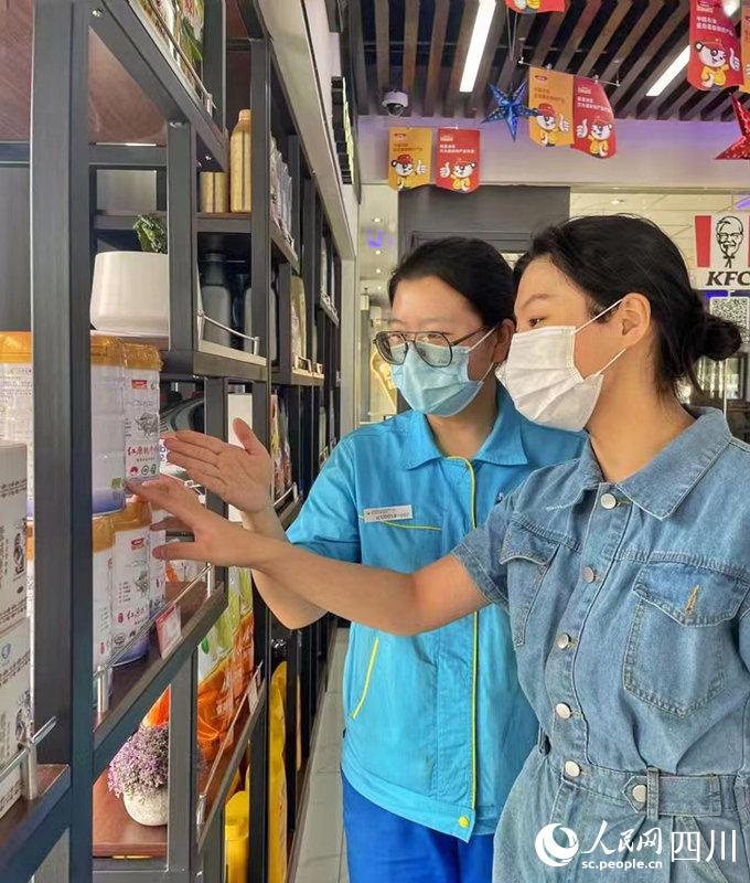 顧客可以在川內中國石油加油站便利店內選購到品質純正的紅原奶粉。張霞攝