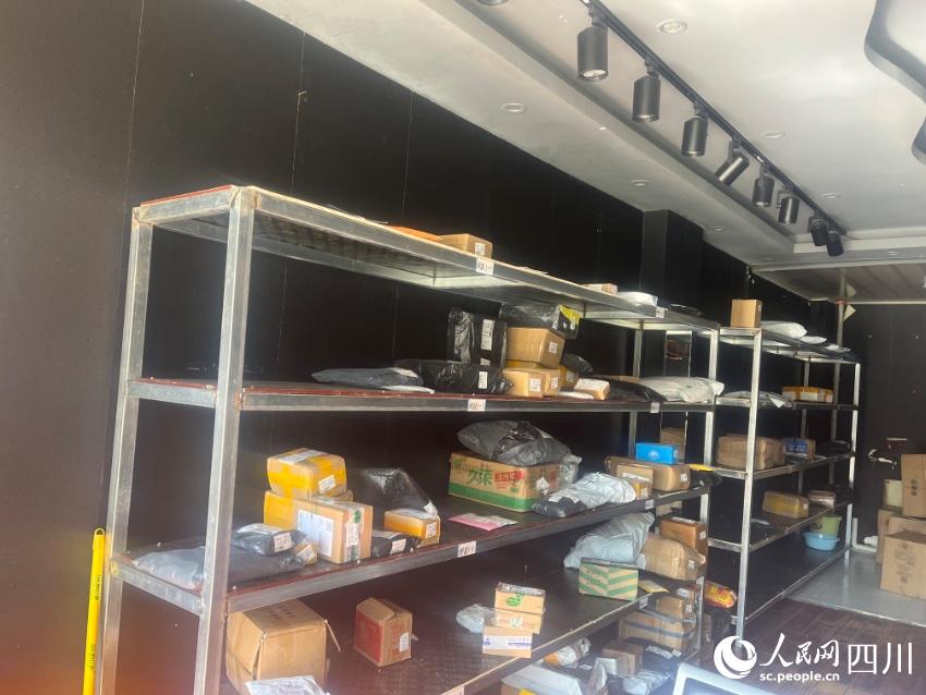 縣城自提點包裹。諸葛輝攝