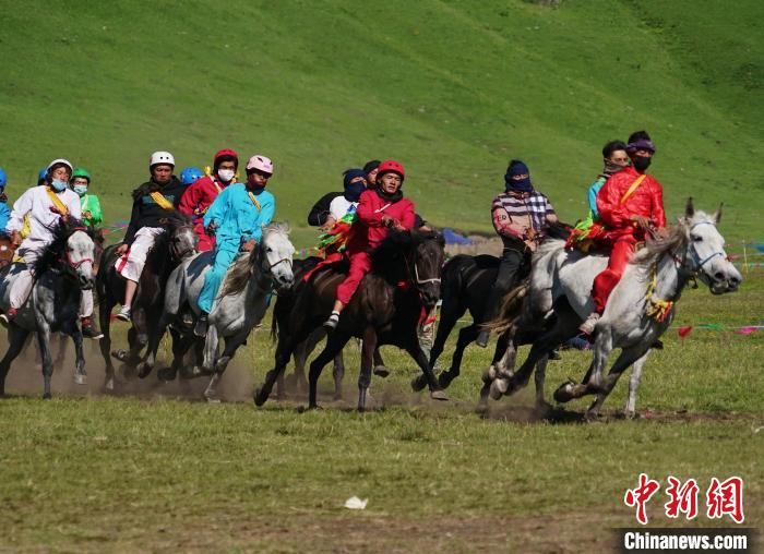圖為選手進行3000米賽馬比賽?！●R銘言 攝