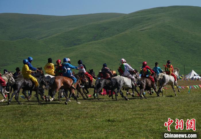 圖為選手進行3000米賽馬比賽?！●R銘言 攝