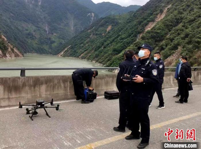 民警組成的搜尋隊利用無人機在震區開展空中巡查?！「首沃莨簿止﹫D