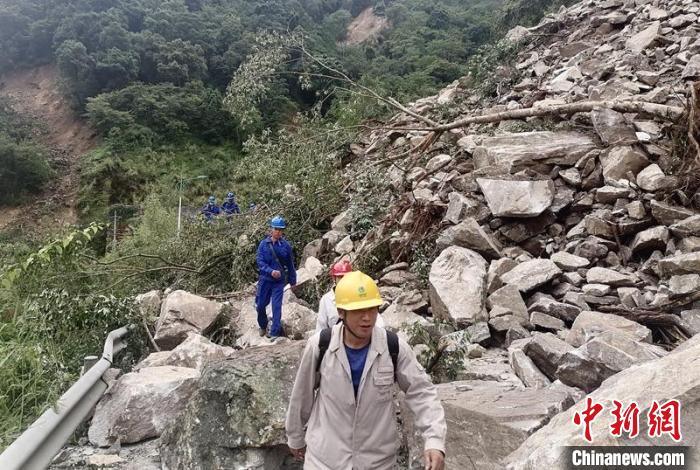 電力搶險人員徒步通過垮塌路段?！∷拇娏﹫D
