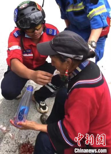筠連筠愛青年應急救援隊救援人員正在為傷員傷口清理?！∈茉L者供圖