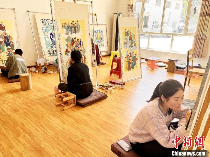 圖為畫室內學徒練習繪畫唐卡?！●R文莉 供圖