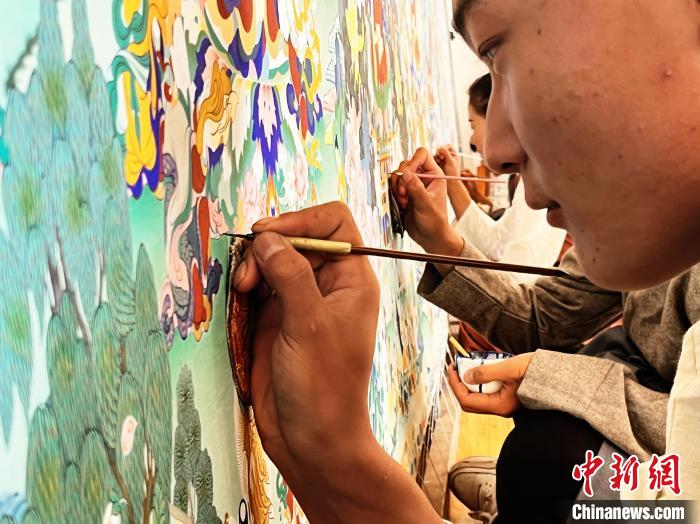 圖為畫師繪畫唐卡?！●R文莉 供圖