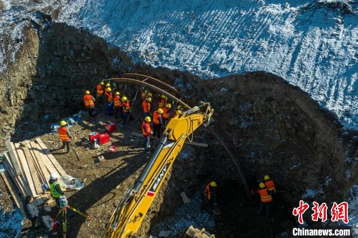 西成高鐵紅原2號隧道出口工人師傅正在進行導向墻、管棚施工作業?！⒅铱?攝