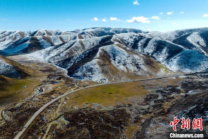 西成高鐵紅原2號隧道出口附近山頭已被雪覆蓋?！⒅铱?攝