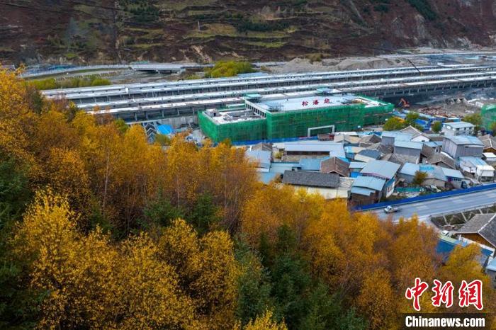 正在建設的成蘭鐵路松潘站?！⒅铱?攝