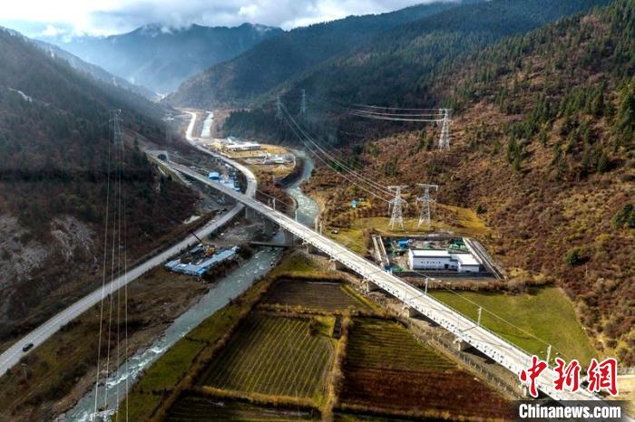 穿越山谷的成蘭鐵路川主寺至黃勝關段?！⒅铱?攝