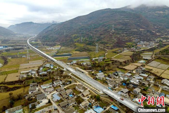成蘭鐵路松潘右所屯岷江雙線特大橋?！⒅铱?攝