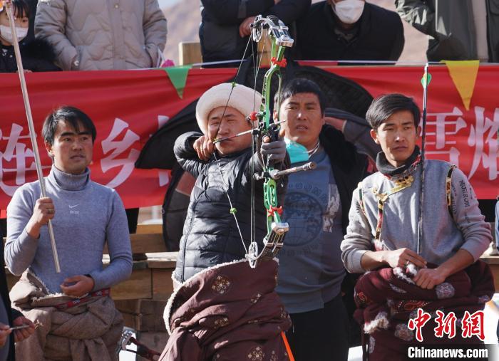 圖為藏族民眾比拼射箭技藝?！●R銘言 攝