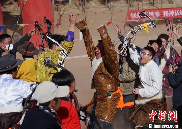 圖為藏族民眾跺腳歡呼慶祝弓箭手射中靶心?！●R銘言 攝