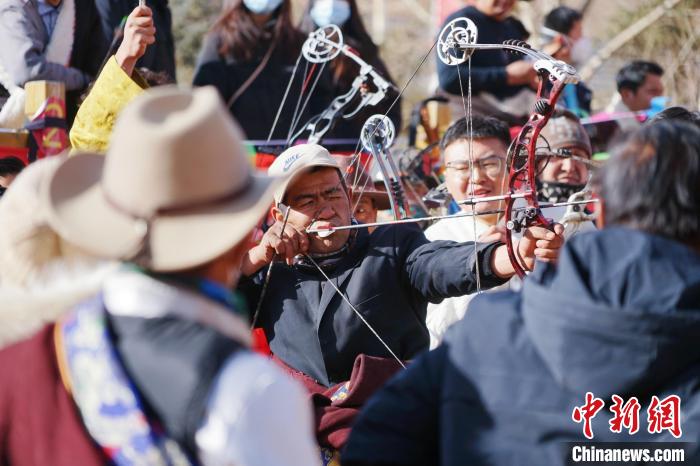 圖為藏族民眾比拼射箭技藝?！●R銘言 攝
