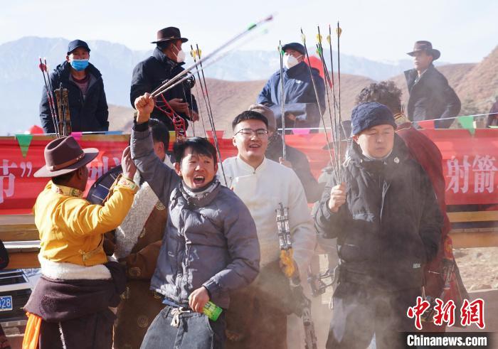 圖為藏族民眾跺腳歡呼慶祝弓箭手射中靶心?！●R銘言 攝