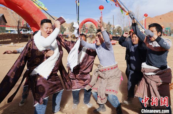 圖為藏族民眾跺腳歡呼慶祝弓箭手射中靶心?！●R銘言 攝