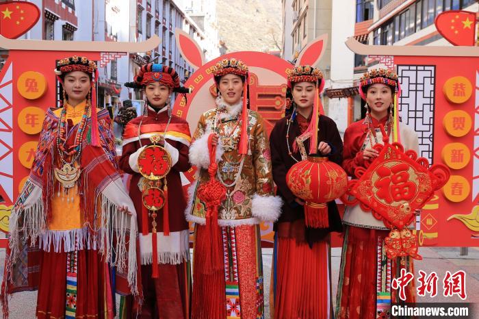 丹巴美女送祝福，迎新年?！±钣腊?攝