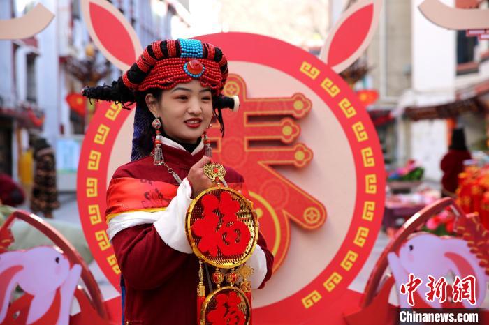 身著嘉絨藏族服飾的丹巴女孩送祝福?！〖o 攝