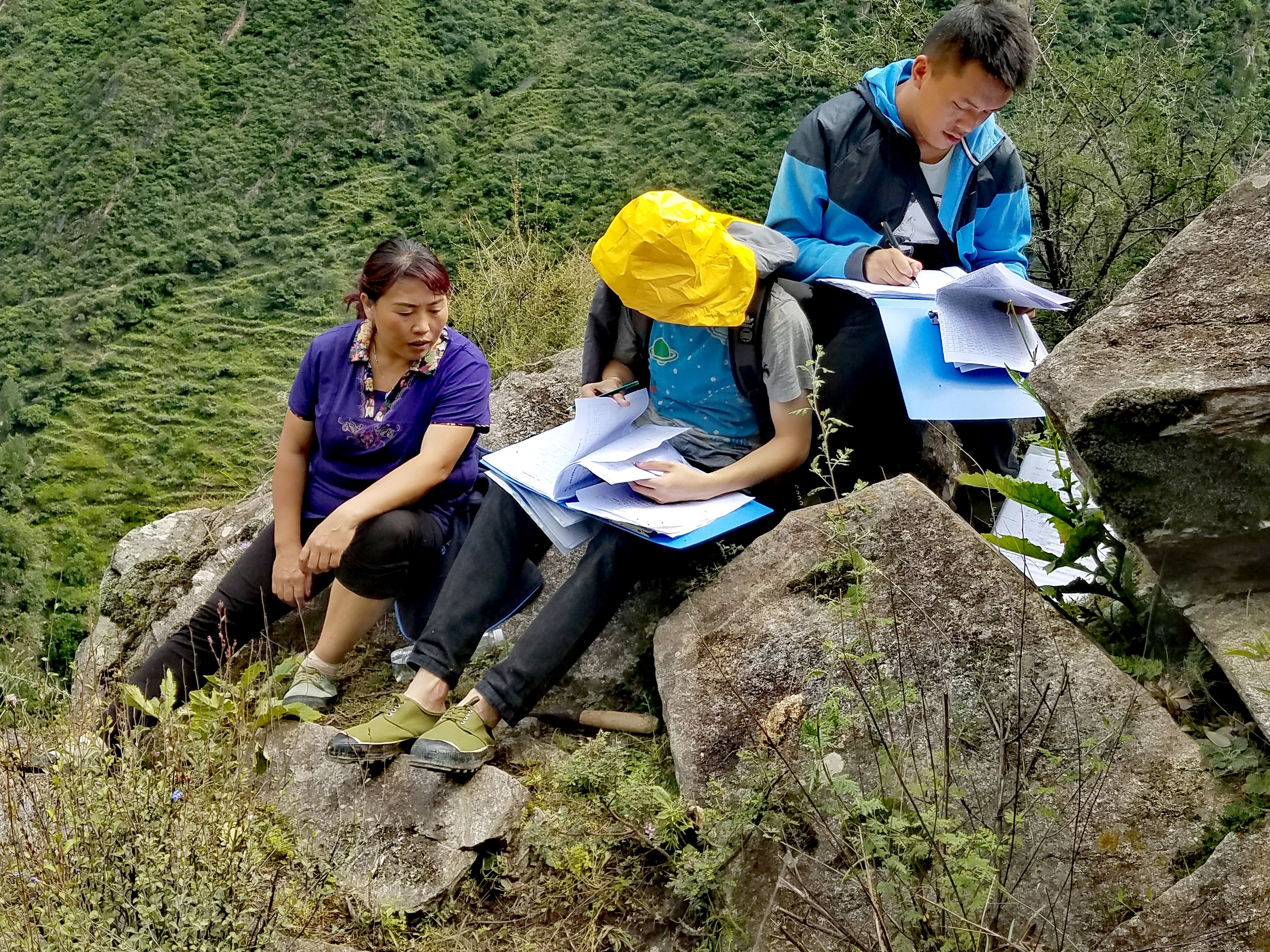 　2022年，余德春(左)協助排查震后地質災害隱患點。(圖為余德春提供)