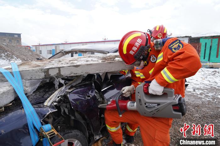 圖為地震實戰拉動現場，參演人員進行車輛破拆?！∮駱湎拦﹫D