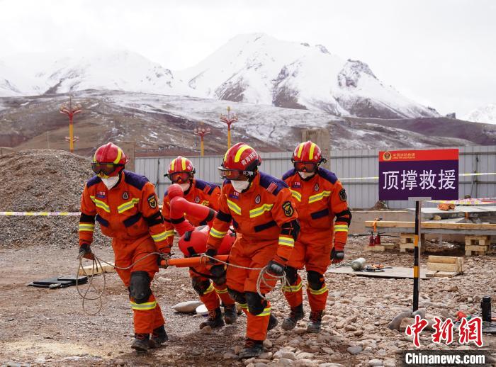 圖為地震實戰拉動現場，參演人員正在轉移受傷人員?！∮駱湎拦﹫D