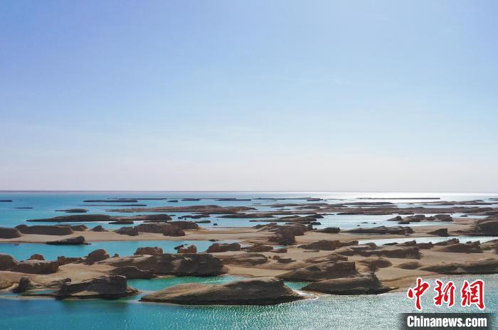 航拍青海大柴旦烏素特水上雅丹奇特景觀?！●R銘言 攝