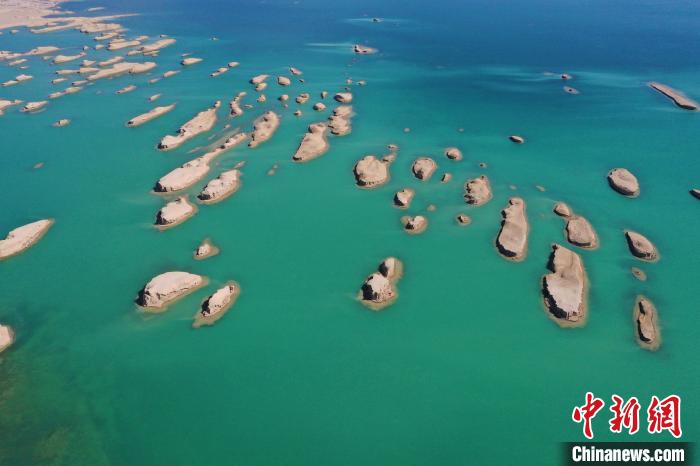 航拍青海大柴旦烏素特水上雅丹奇特景觀?！●R銘言 攝